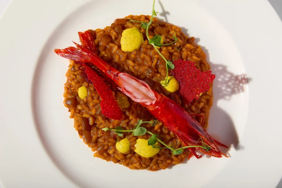 Arroz Maratelli C’Alial con carabinero y fondo tostado de crustáceos del restaurante Celebris.