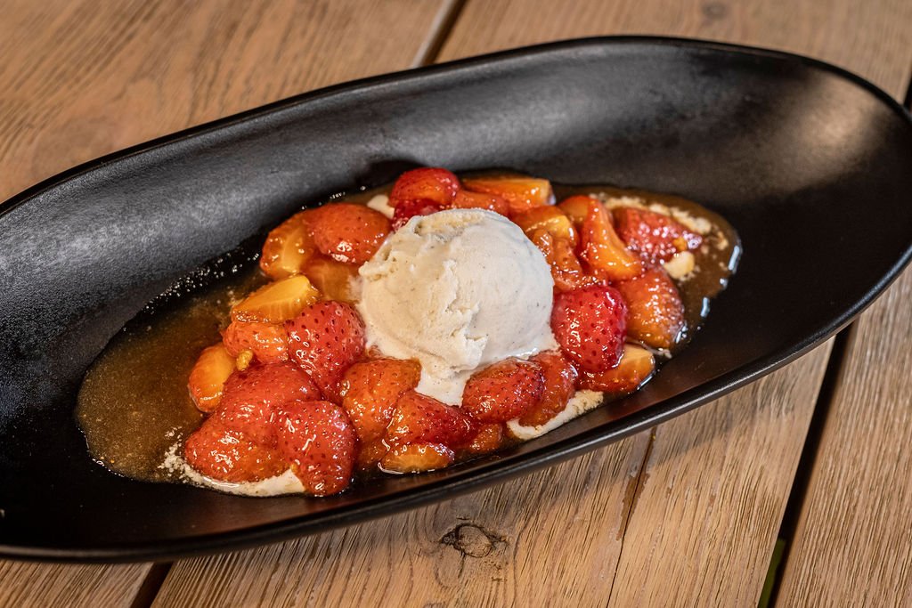     Fresas a la pimienta con helado, nuevo postre de Bokoto.