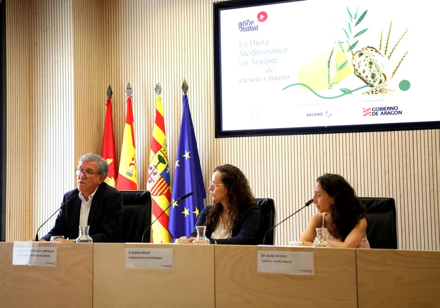 Ponentes participantes en Gastromanía 2026 junto al panel del congreso.