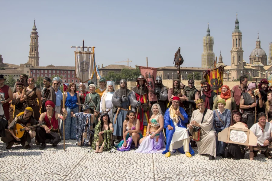 Participantes caracterizados durante el Mercado Medieval de Zaragoza.