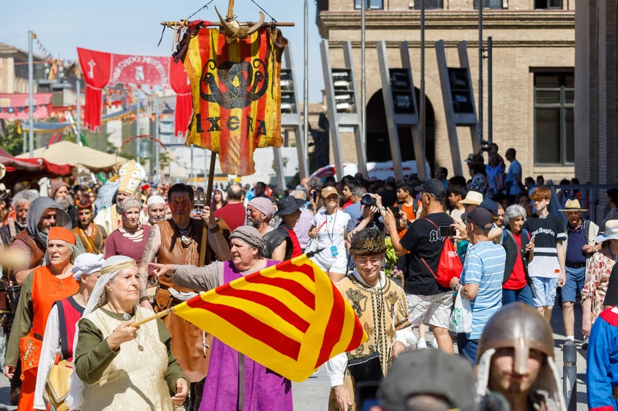 Participantes caracterizados durante el Mercado Medieval de Zaragoza.