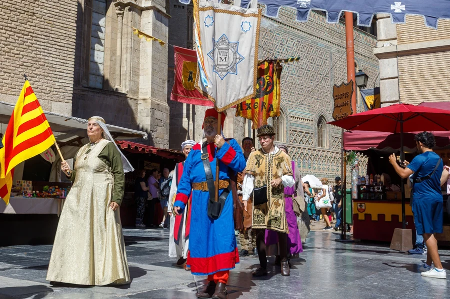 Los pasacalles son uno de los grandes atractivos para visitantes y familias.