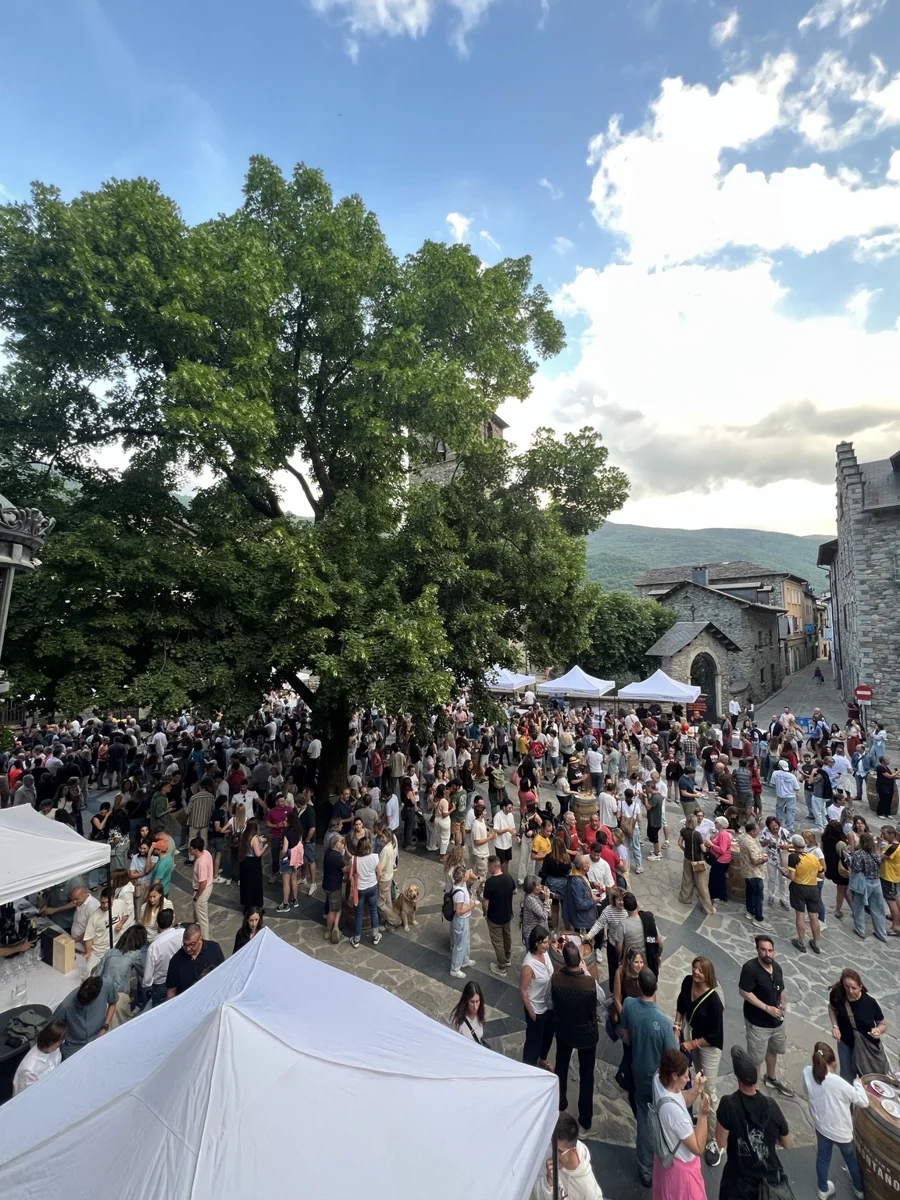 Somontano en Ruta Benasque junto a la iglesia y los puestos gastronómicos