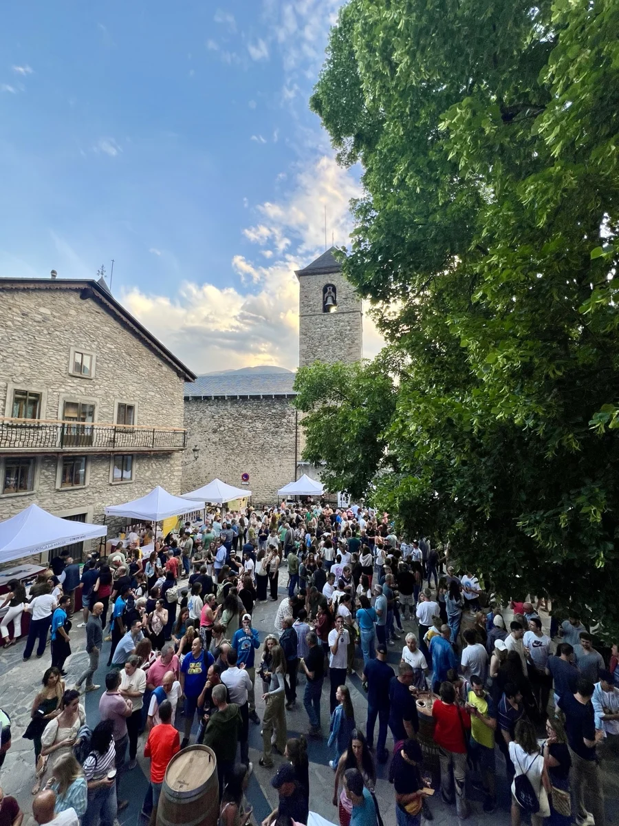 Somontano en Ruta Benasque junto a la iglesia y los puestos gastronómicos