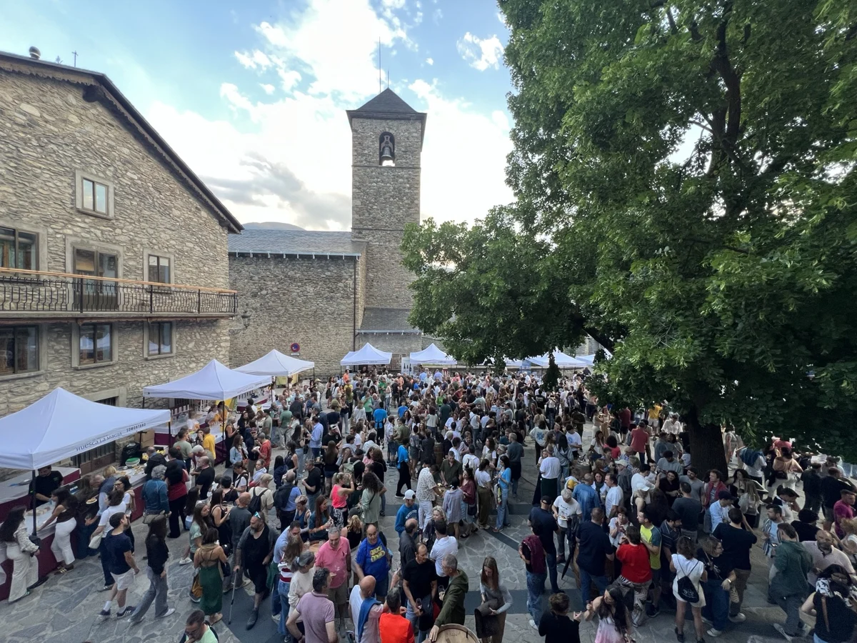 Somontano en Ruta Benasque con cientos de asistentes en la Plaza del Ayuntamiento