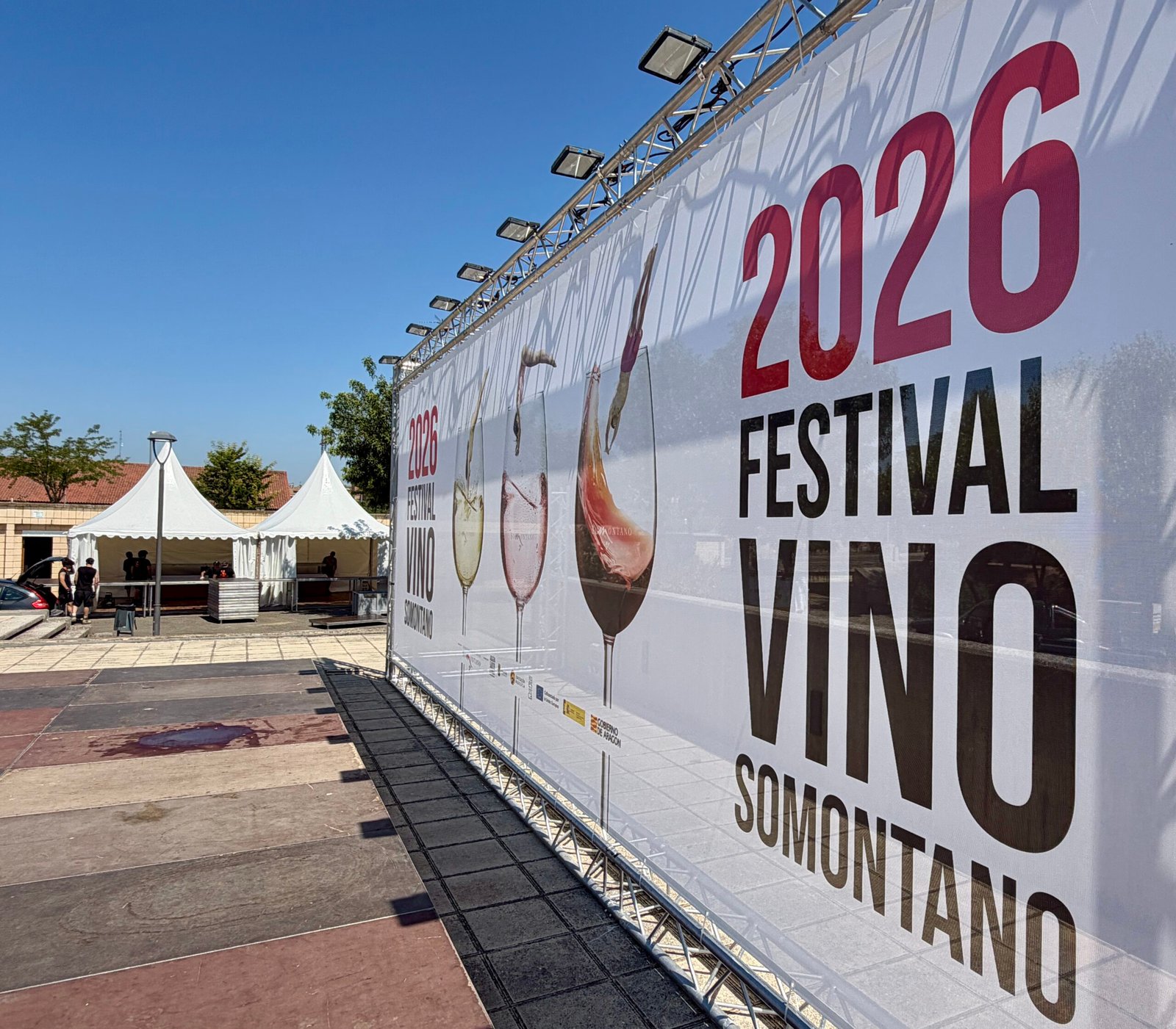 Lona de entrada del Festival Vino Somontano 2026 en Barbastro, junto a las carpas de la muestra.