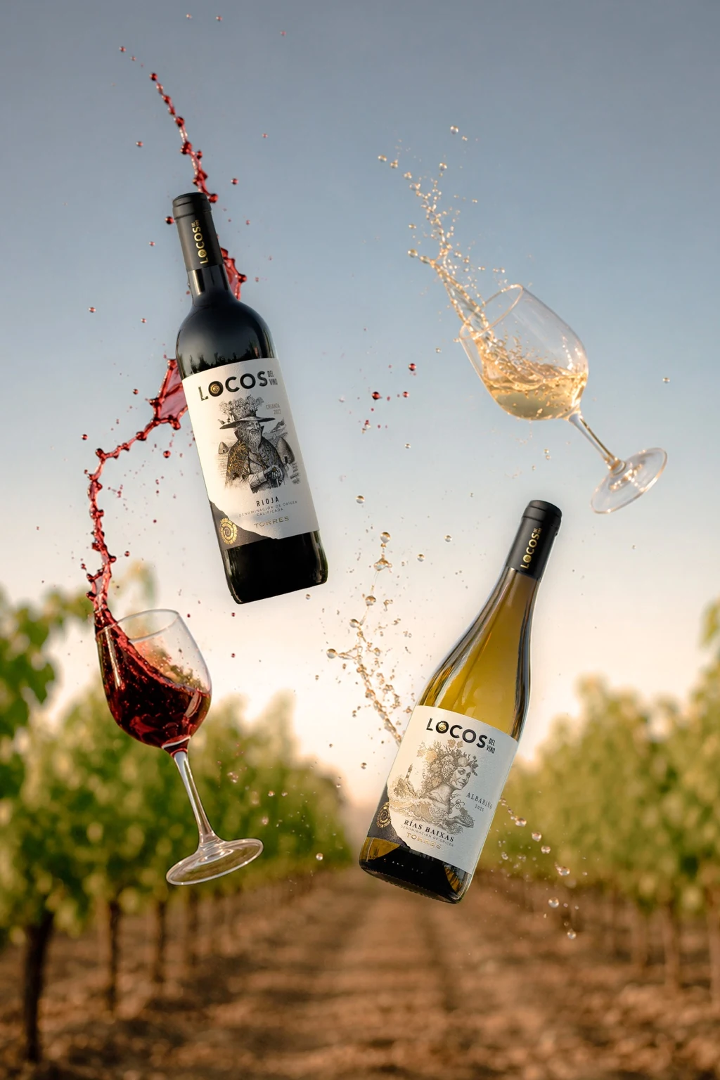 Botellas de Locos del Vino Rioja y Rías Baixas en una composición creativa entre viñedos.