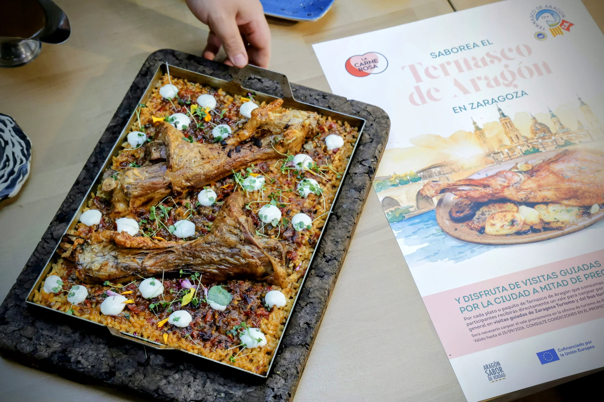 Arroz con jarretes de Ternasco de Aragón presentado en Brasería Fire durante la campaña gastronómica de Zaragoza.