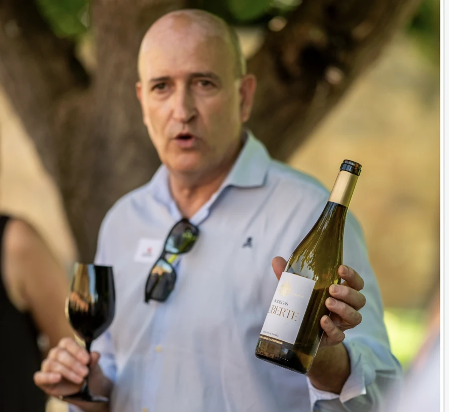    José Ignacio Gracia presenta uno de los vinos de la cata.