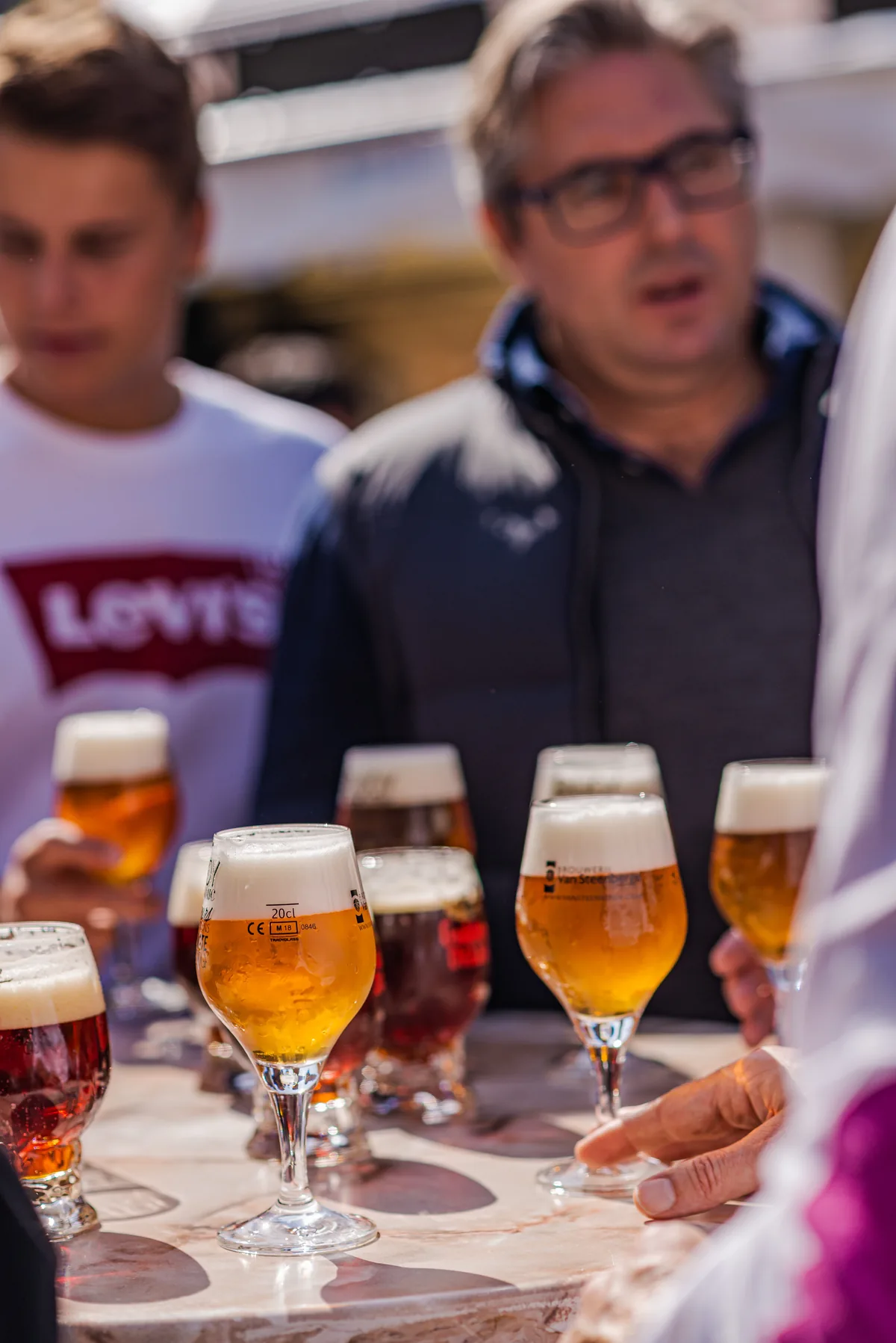 Dos copas de cerveza artesanal belga servidas durante un festival cervecero en Bruselas.