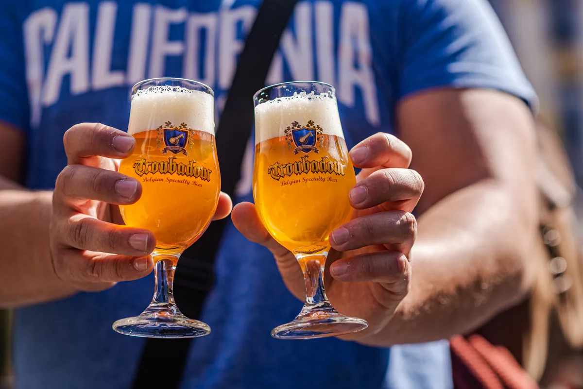 Degustación de distintas cervezas belgas durante un evento cervecero en Bruselas.