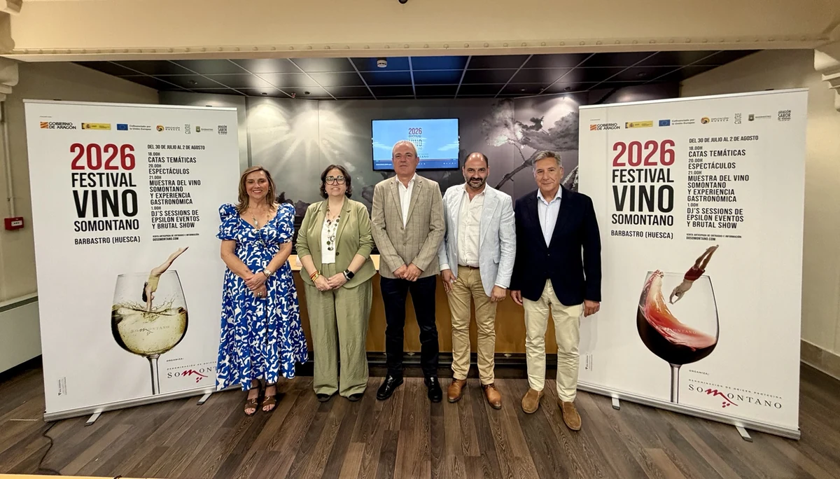 Presentación oficial del Festival Vino Somontano 2026 en Barbastro con representantes institucionales y de la Denominación de Origen.