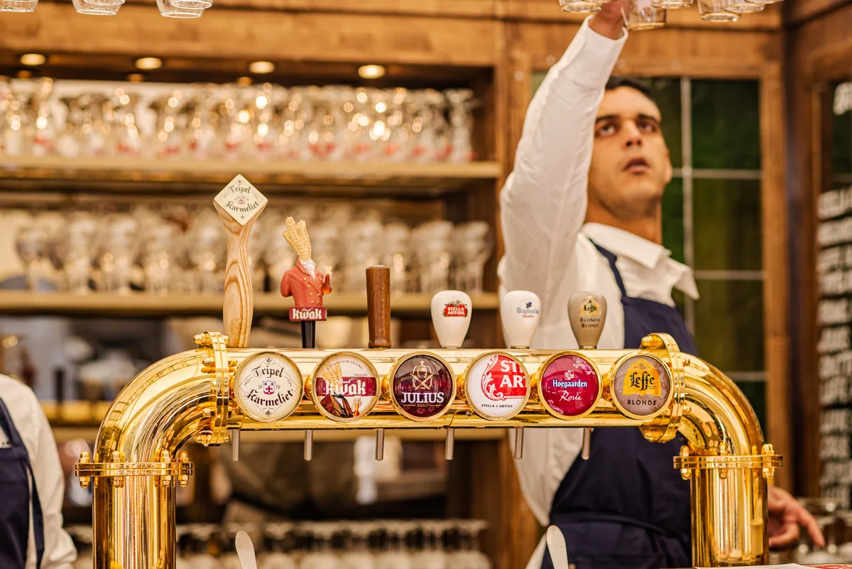 Grifos de cervezas belgas de diferentes estilos en una cervecería tradicional de Bruselas.