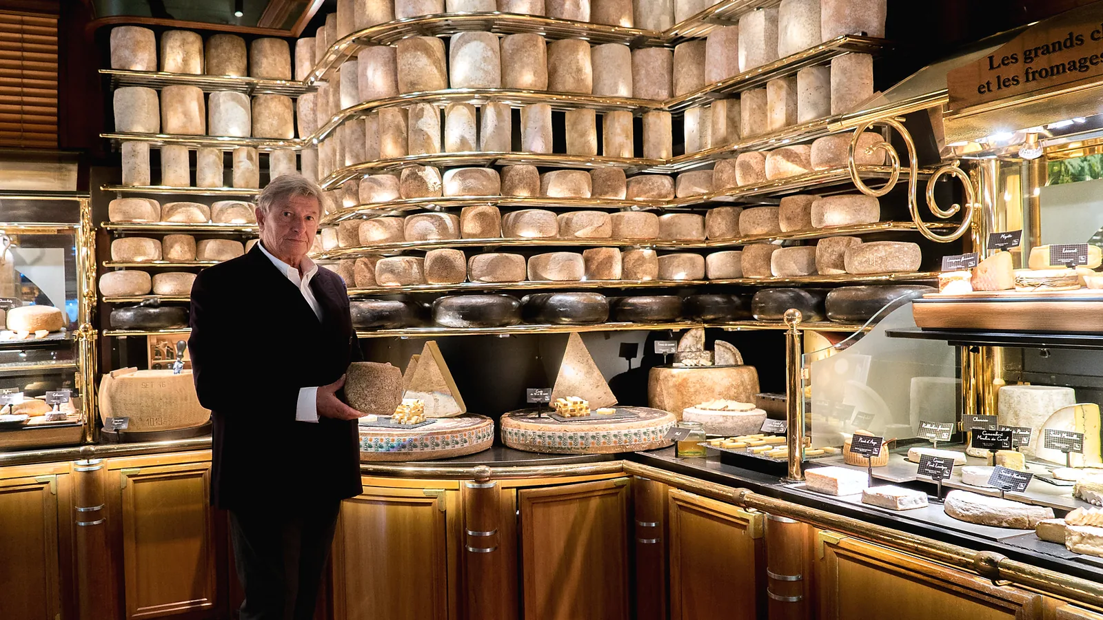 Louis Privat en la cava de quesos de Les Grands Buffets de Narbona, reconocida con un Récord Guinness por su amplia selección de quesos.