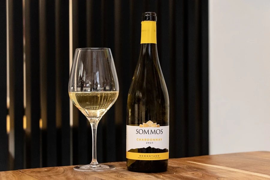 Sommos Chardonnay 2025 ha obtenido la máxima distinción del concurso VinoVarietal organizado por Verema.