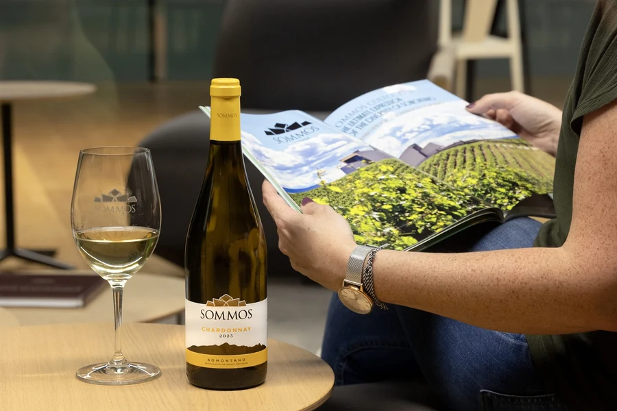 Botella y copa de Sommos Chardonnay 20