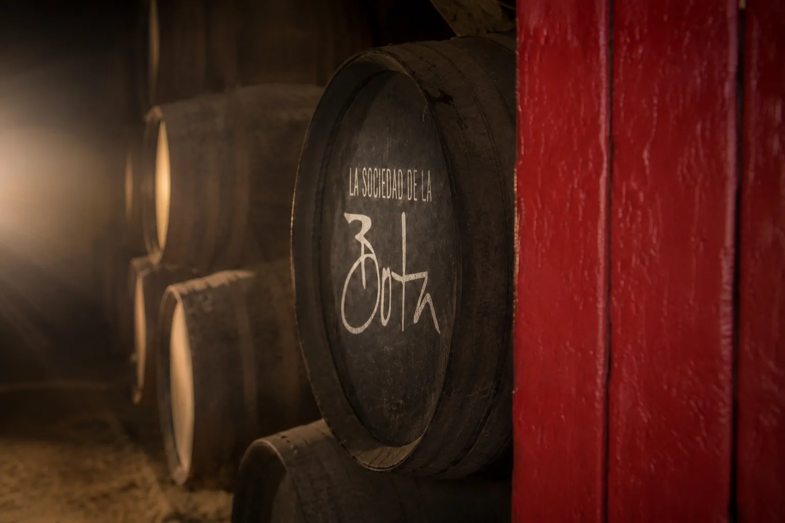 Botas históricas de vino en una bodega de Barbadillo”.