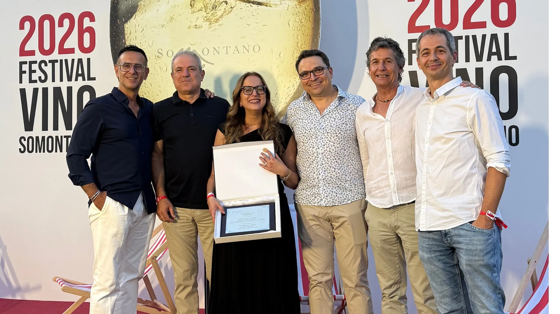 “Integrantes de El Sumiller Eres Tú con los reconocimientos de su estreno en el Festival Vino Somontano”.