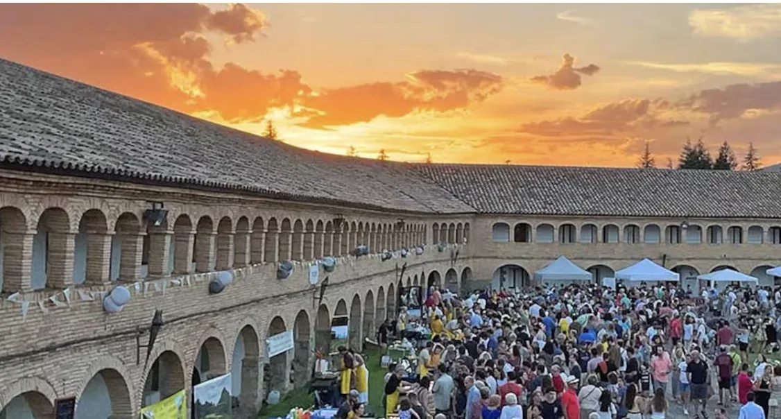 Asistentes recorren los puestos de La Noche de la Gastronomía en la Ciudadela de Jaca.