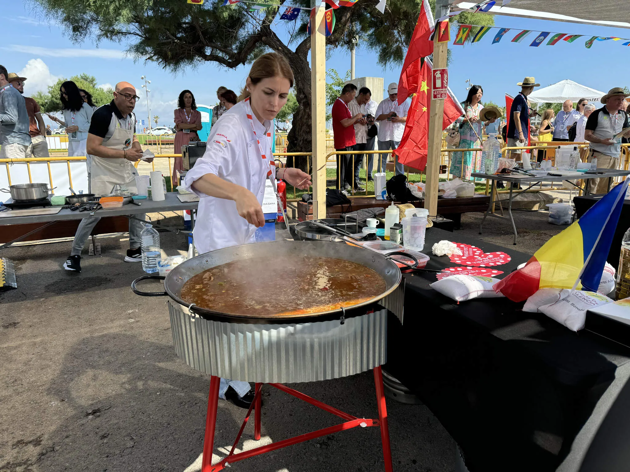 cocinera participante elaborando una paella durante una semifinal o edición previa.