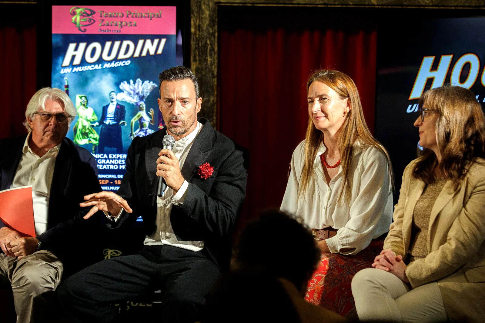 Pablo Puyol y representantes de Houdini, un musical mágico durante la presentación en el Teatro Principal.
