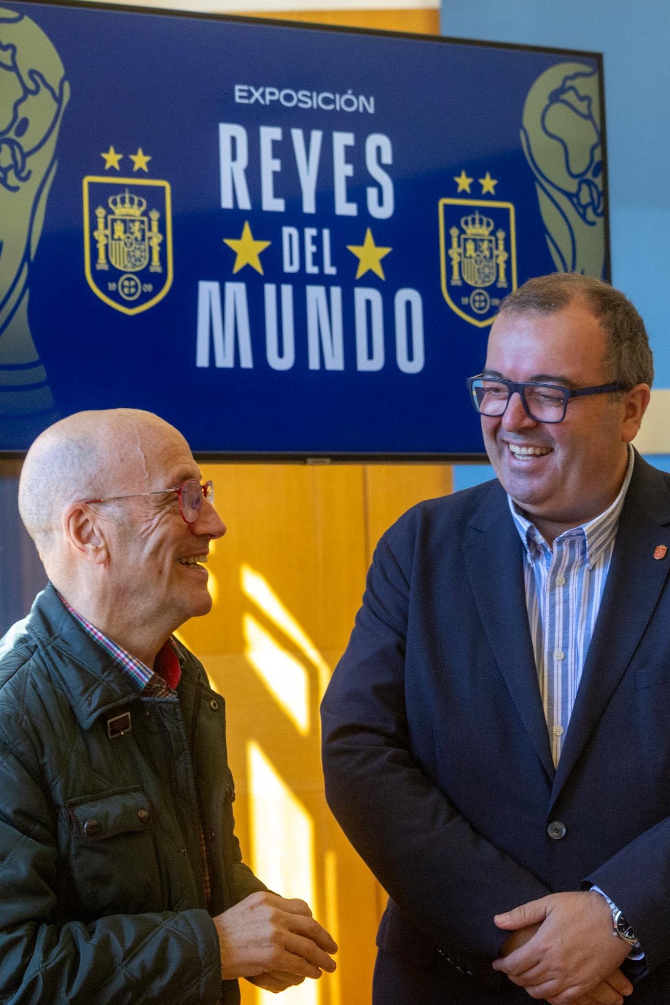 Félix Brocate y Manuel Torralba junto al cartel de Reyes del Mundo