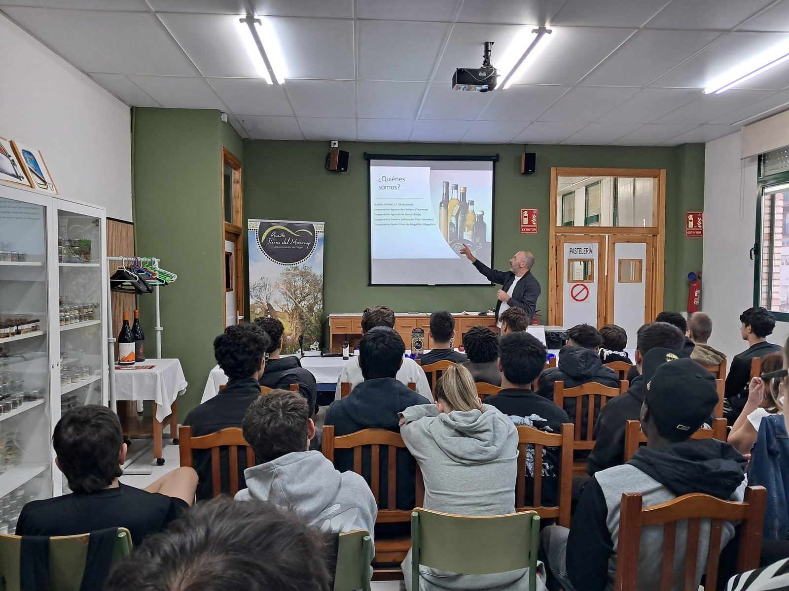 César Cólliga explica la DOP Aceite Sierra del Moncayo a estudiantes de hostelería en Borja