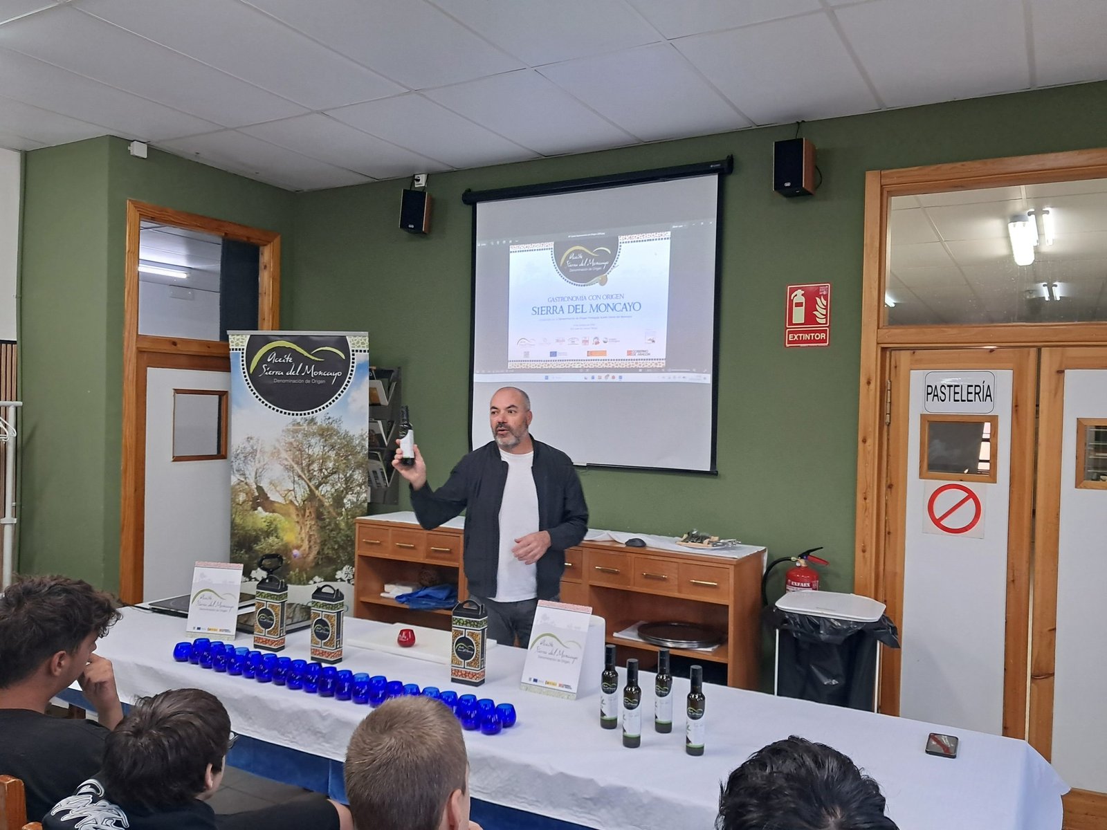 Presentación del Aceite Sierra del Moncayo DOP ante alumnos de hostelería en Borja