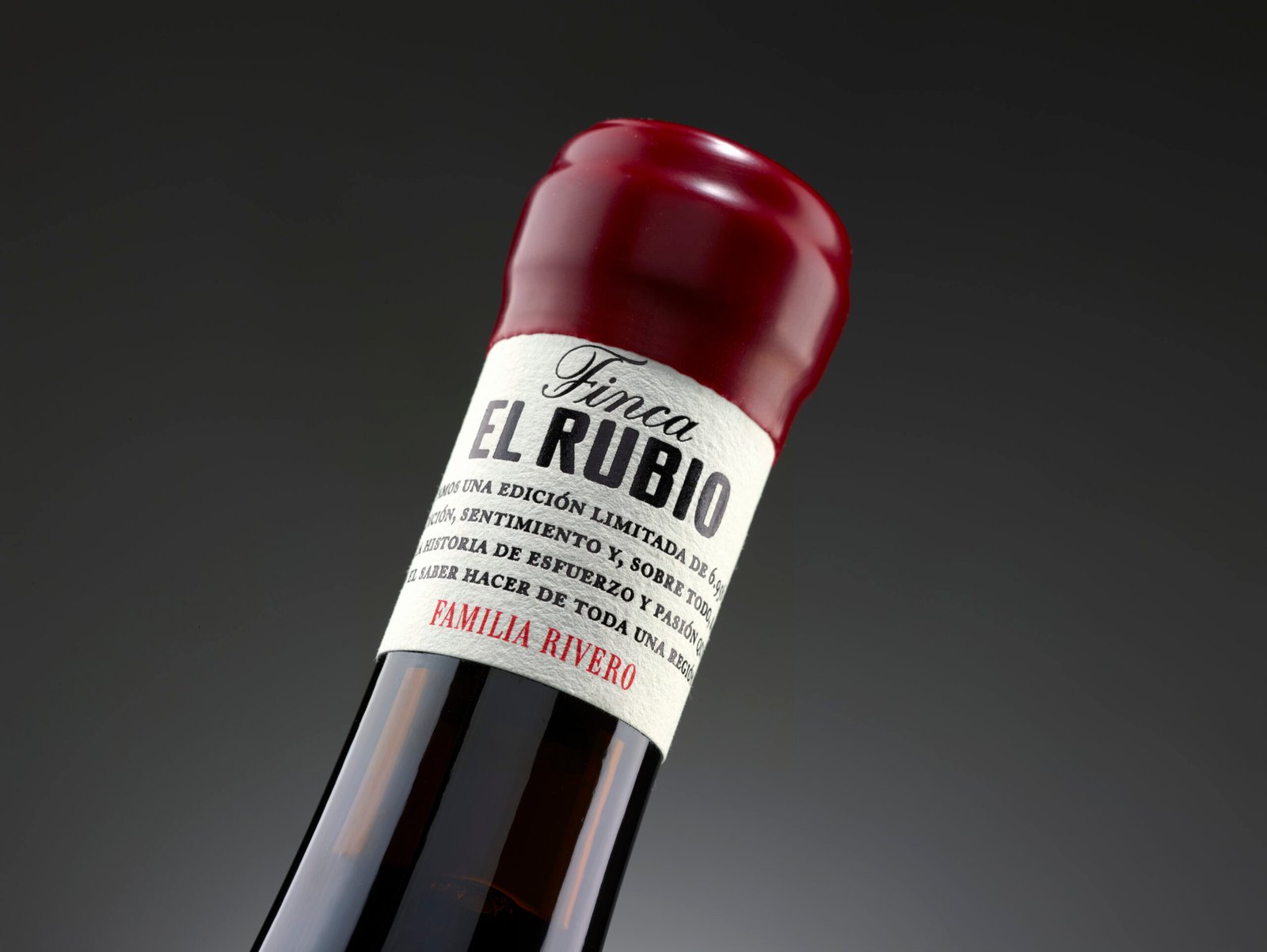 Detalle de la cápsula granate y la contraetiqueta de Finca El Rubio