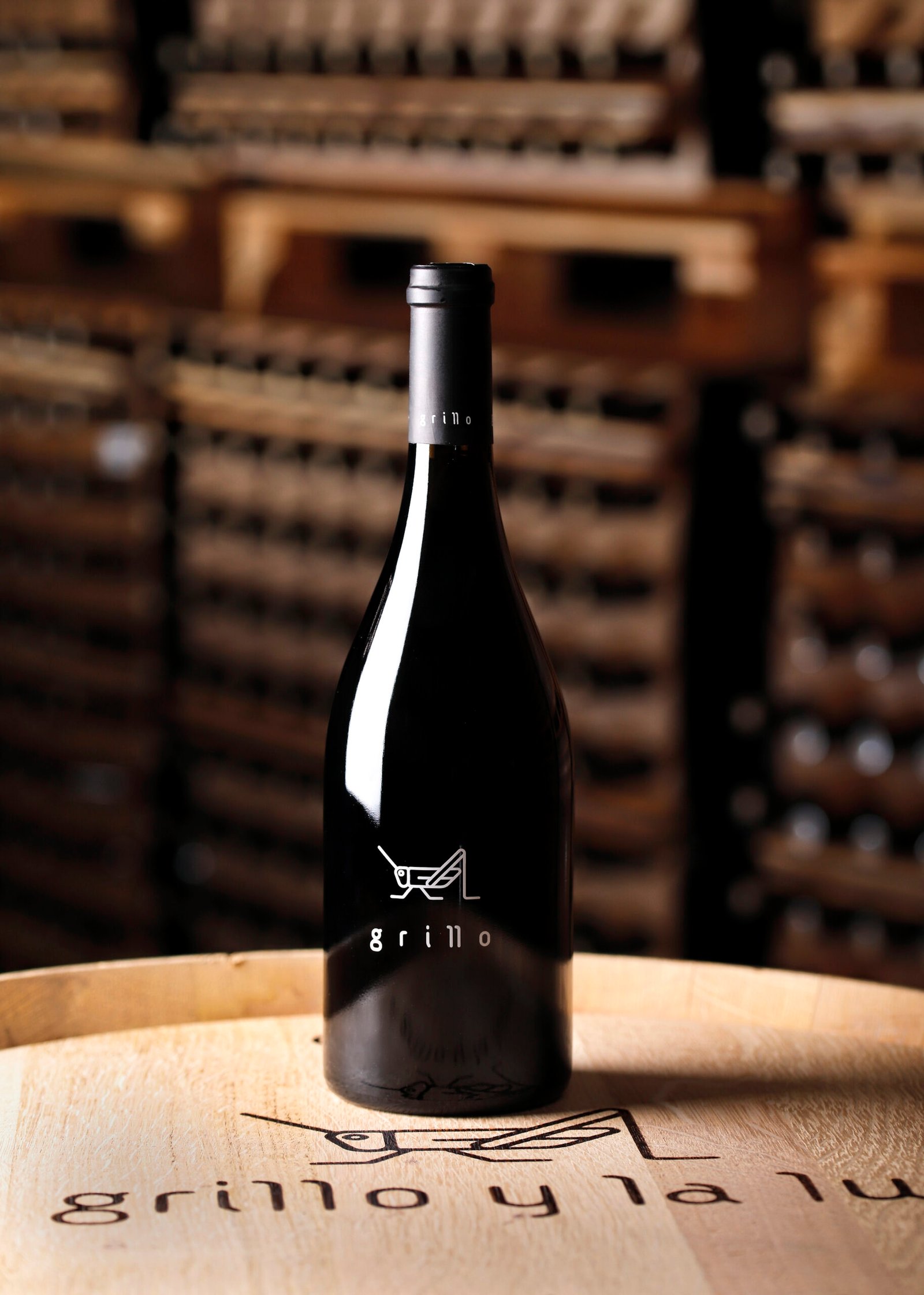 Botella de Grillo 2018 de Bodegas El Grillo y la Luna en la bodega.