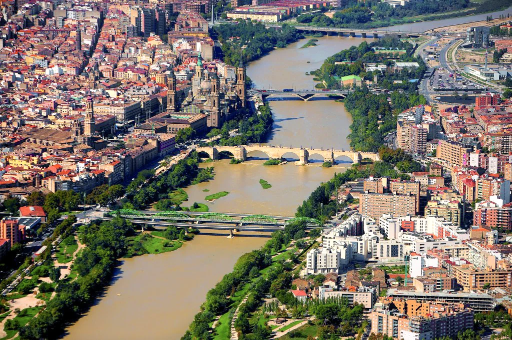 Vista aérea del Ebro entre las riberas y los puentes de Zaragoza
