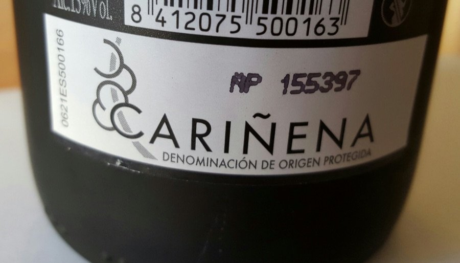 Detalle de una etiqueta de vino con la mención Denominación de Origen Protegida Cariñena y un número de garantía.