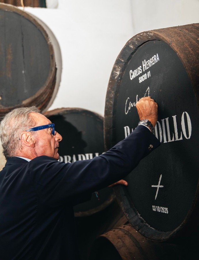 Carlos Herrera firma la bota de Palo Cortado vinculada a La Sociedad de la Bota de Barbadillo.