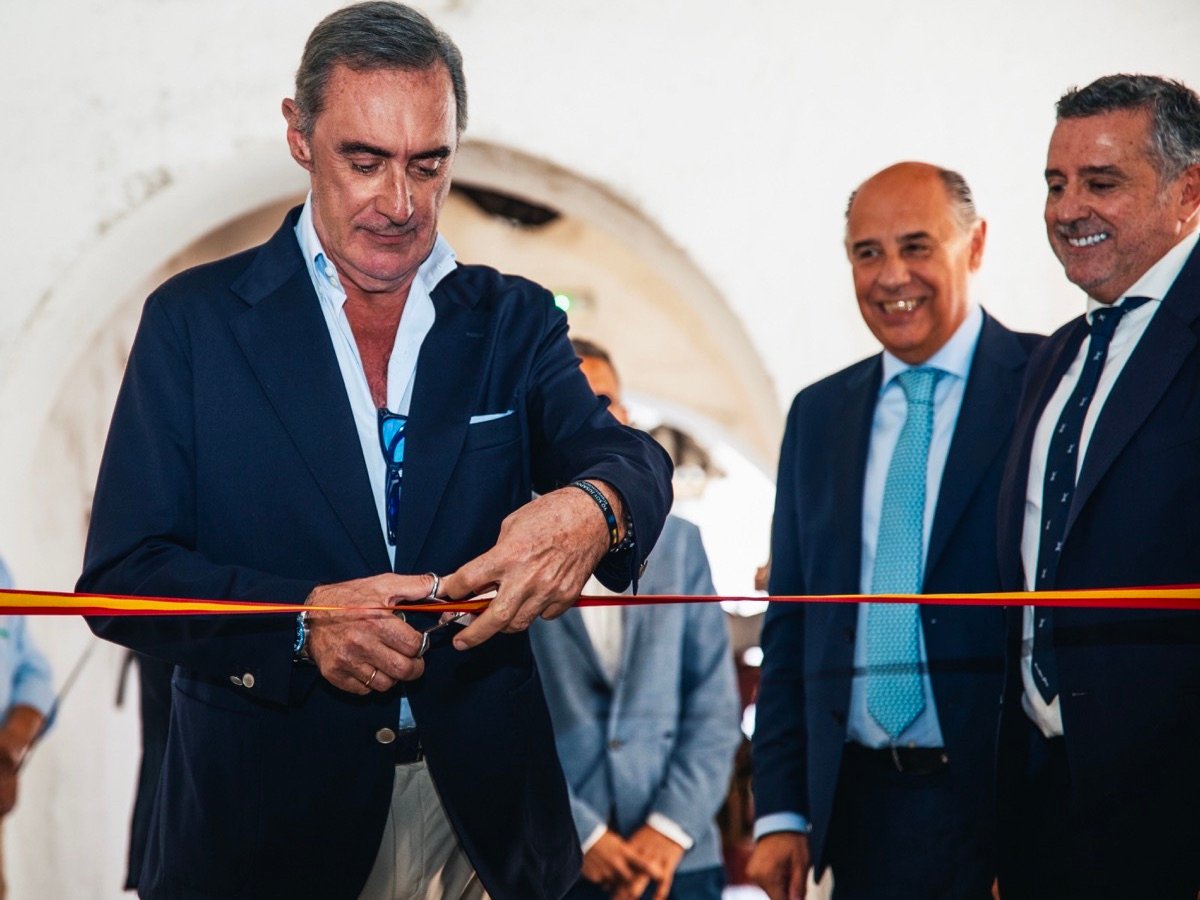 Carlos Herrera inaugura La Sociedad de la Bota de Barbadillo en Sanlúcar de Barrameda.