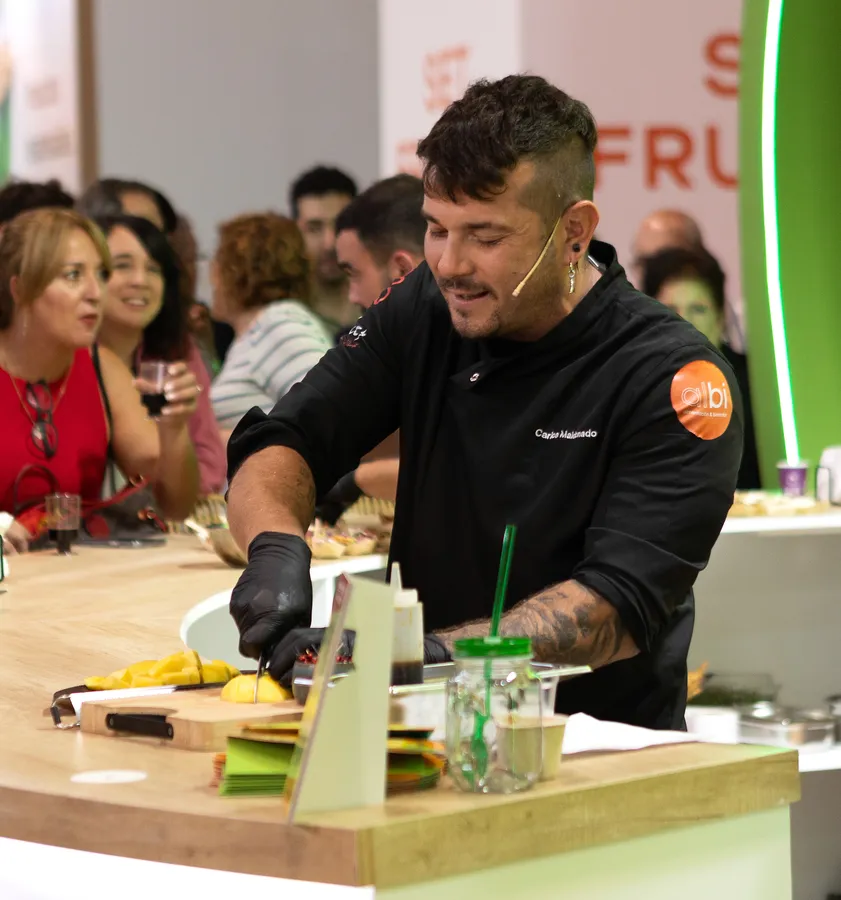Carlos Maldonado preparando una elaboración durante una demostración gastronómica.