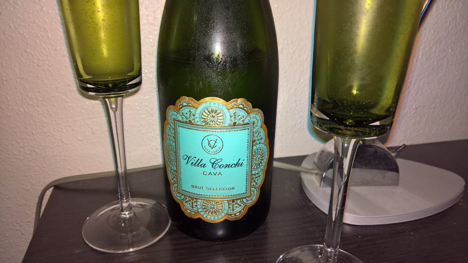 Botella de cava y copa servida.
