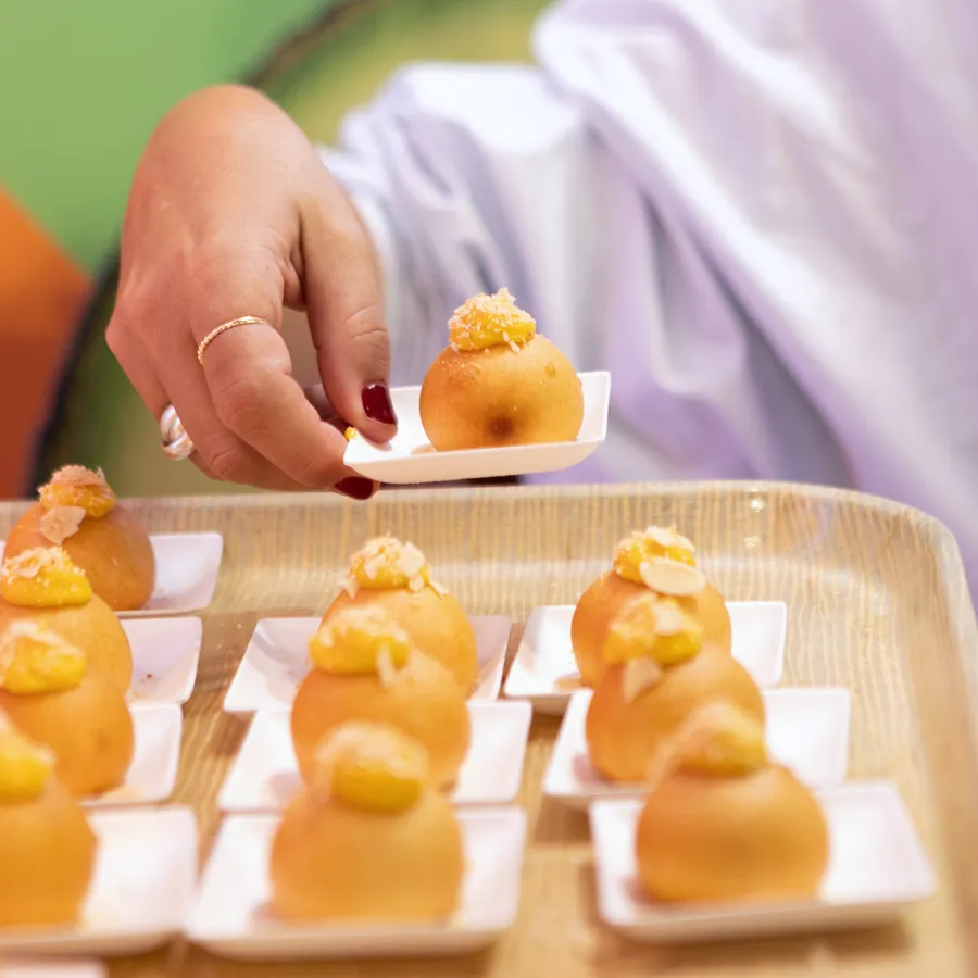 Degustación de pequeños bocados de ninyoyaki de mango.