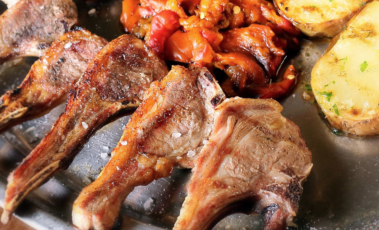 Chuletillas de ternasco de Aragón asadas con patatas y pimientos