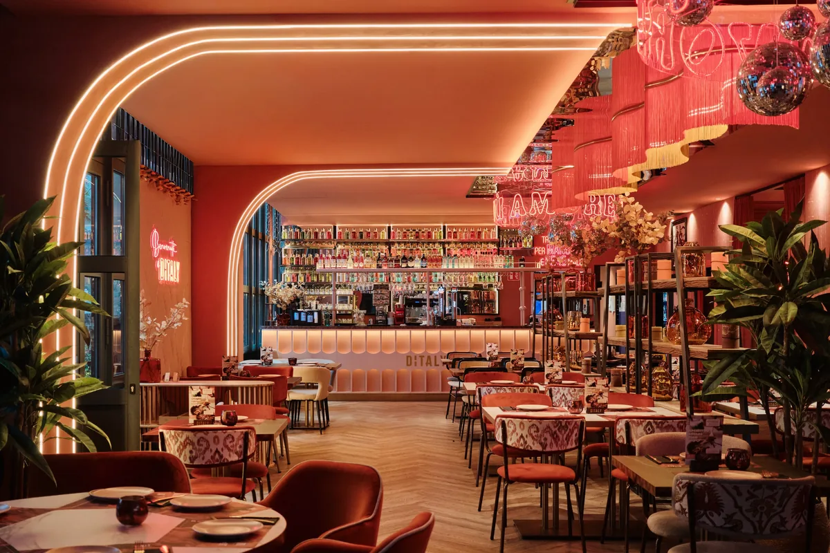 Interior de La Famiglia se sienta a la mesa en Zaragoza