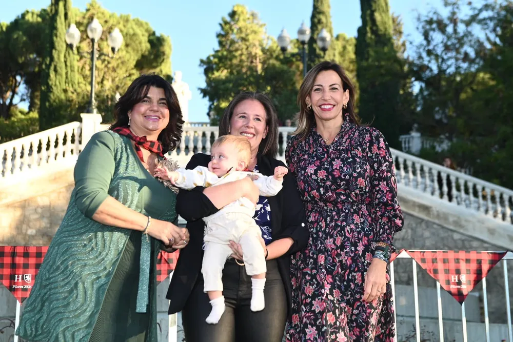 Una participante sostiene a un bebé durante Mi primer cachirulo en Zaragoza