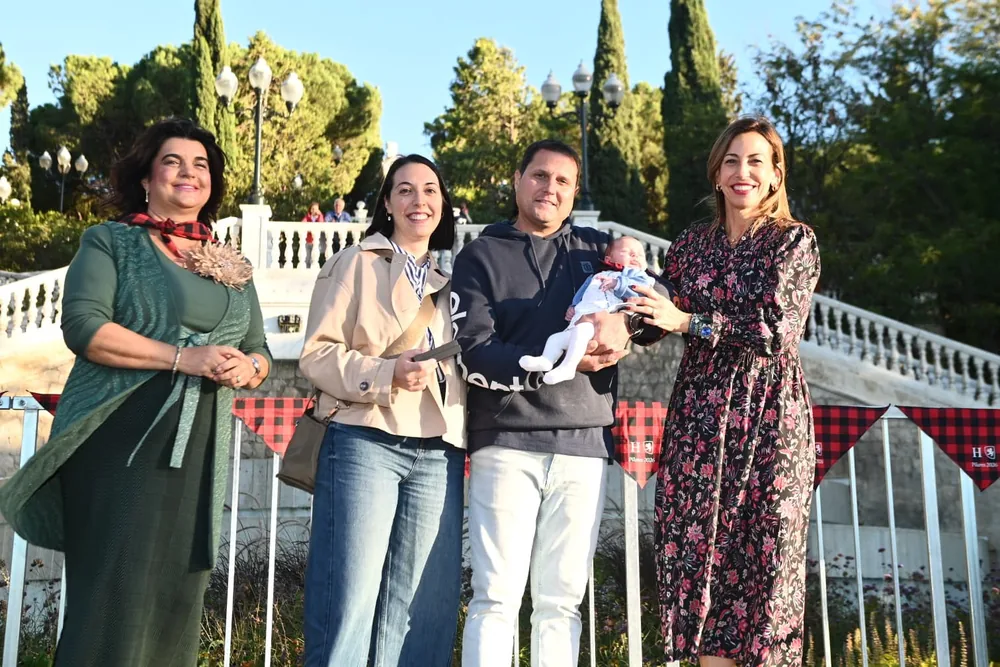 Una familia con un recién nacido durante el encuentro Mi primer cachirulo