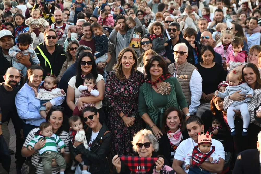 Detalle del grupo de familias y bebés en el acto Mi primer cachirulo