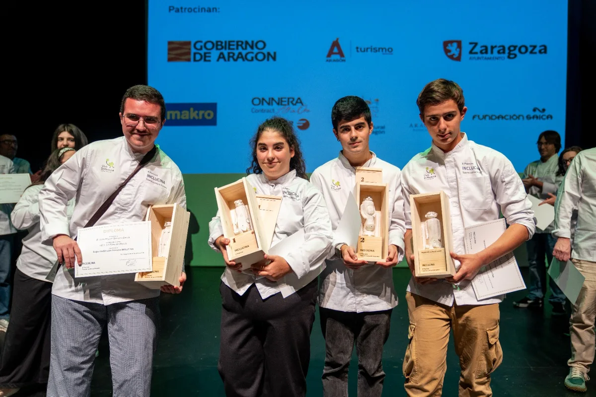 Los galardonados de los II Premios Nacionales Inclucina posan con sus trofeos en Zaragoza.