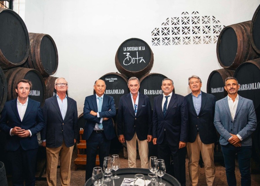 Participantes en la presentación de La Sociedad de la Bota de Barbadillo ante las botas históricas de la bodega.