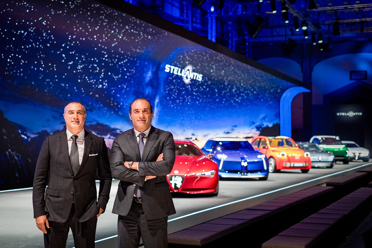Antonio Filosa y Emanuele Cappellano ante los prototipos de Stellantis