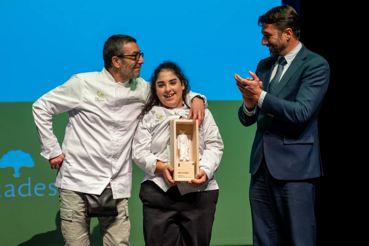 Yraya Zaldúa recibe el primer premio de los II Premios Nacionales Inclucina.